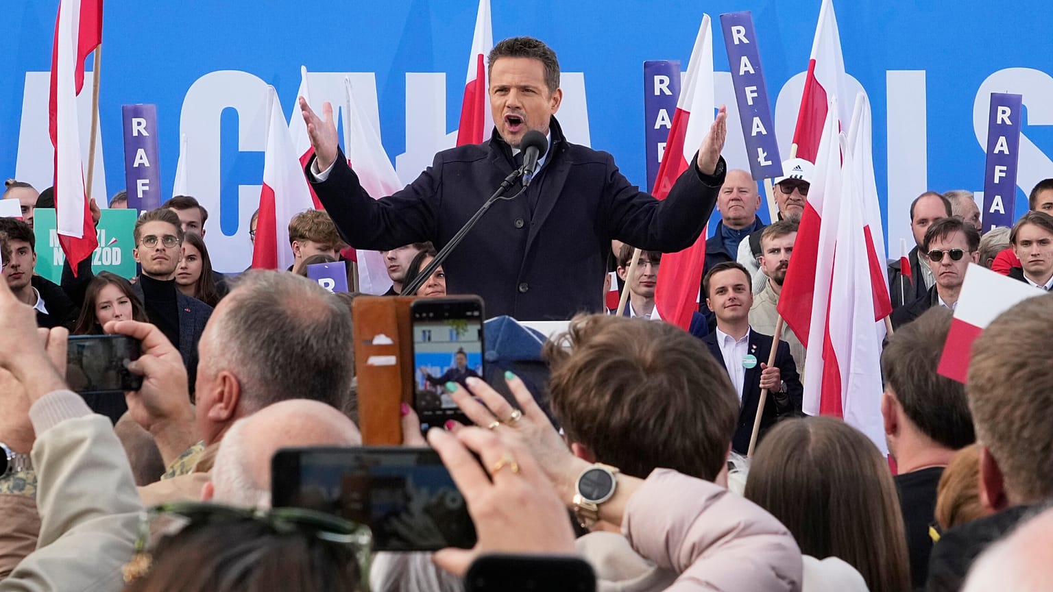 Der Warschauer Bürgermeister Rafał Trzaskowski, ein liberaler Kandidat bei den polnischen Präsidentschaftswahlen, spricht während einer Wahlkampfveranstaltung in Lodz, Polen, am Freitag, den 9. Mai 2025, zu Anhängern. 