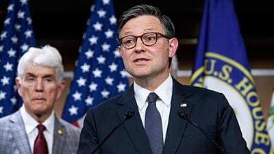 El presidente de la Cámara de Representantes, el republicano Mike Johnson, habla durante una rueda de prensa en el Capitolio, el 6 de mayo de 2025, en Washington. 