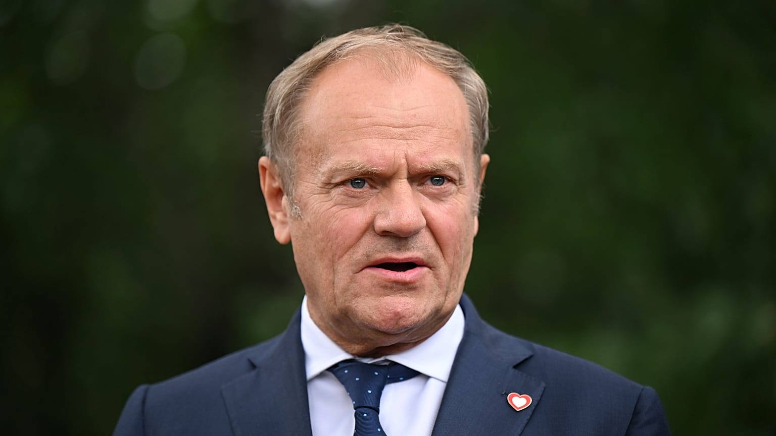 Le Premier ministre polonais Donald Tusk s'adresse à la presse lors du 6e sommet de la Communauté politique européenne à Tirana, Albanie, le 16 mai 2025.