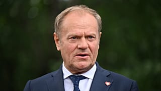 Le Premier ministre polonais Donald Tusk s'adresse à la presse lors du 6e sommet de la Communauté politique européenne à Tirana, Albanie, le 16 mai 2025.
