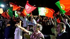 Anhänger der Sozialistischen Partei reagieren am Ende einer Wahlkampfabschlusskundgebung in Lissabon, Freitag, 16. Mai 2025, vor den Parlamentswahlen am 18. Mai. 
