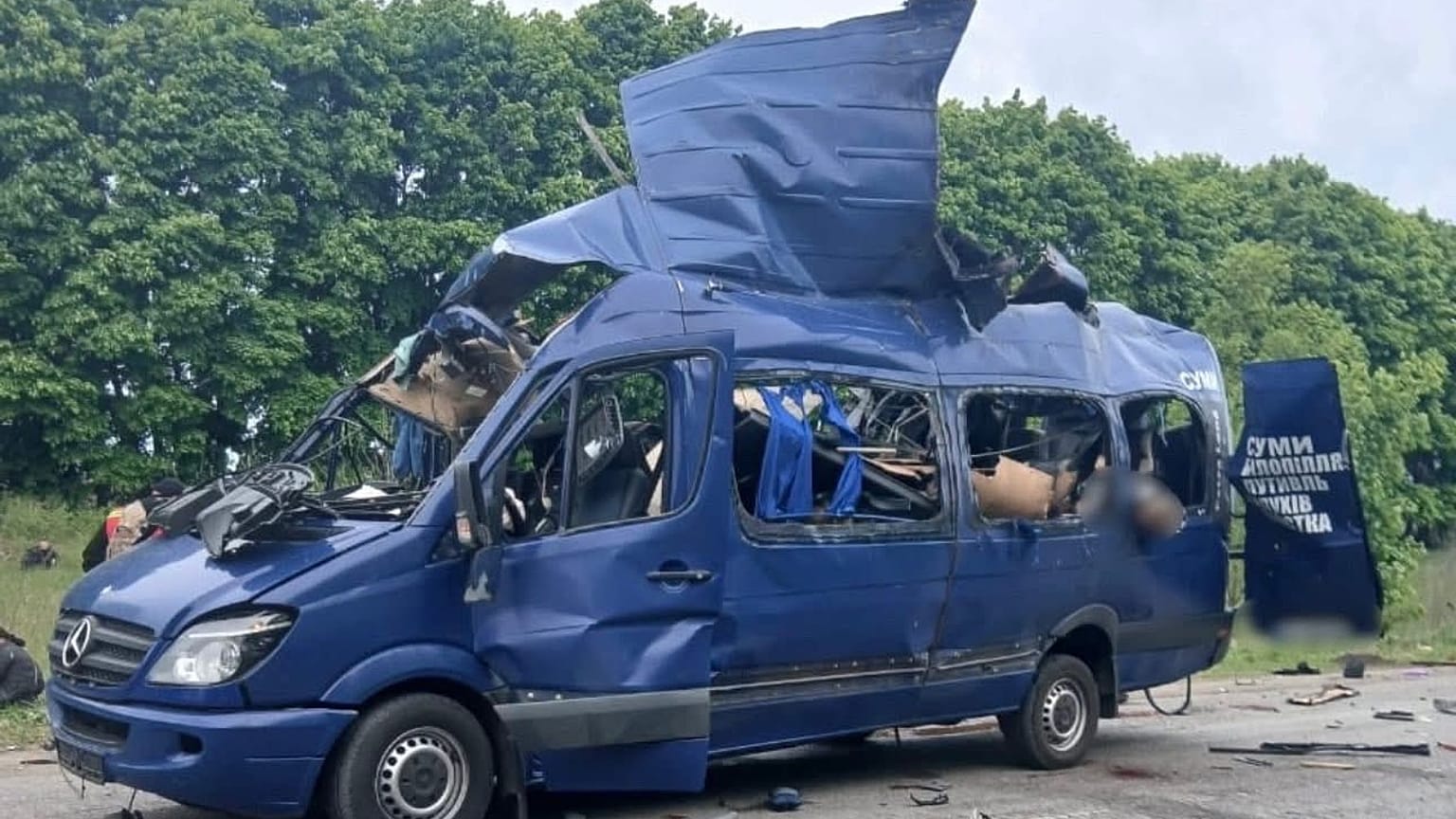 Un bus endommagé lors d'une attaque russe dans la région de Soumy.