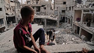 Palästinenser inspizieren die Trümmer des durch israelische Luftangriffe zerstörten Hauses der Familie Al-Lahham in Khan Younis, Gazastreifen, am Donnerstag, 15. Mai 2025.