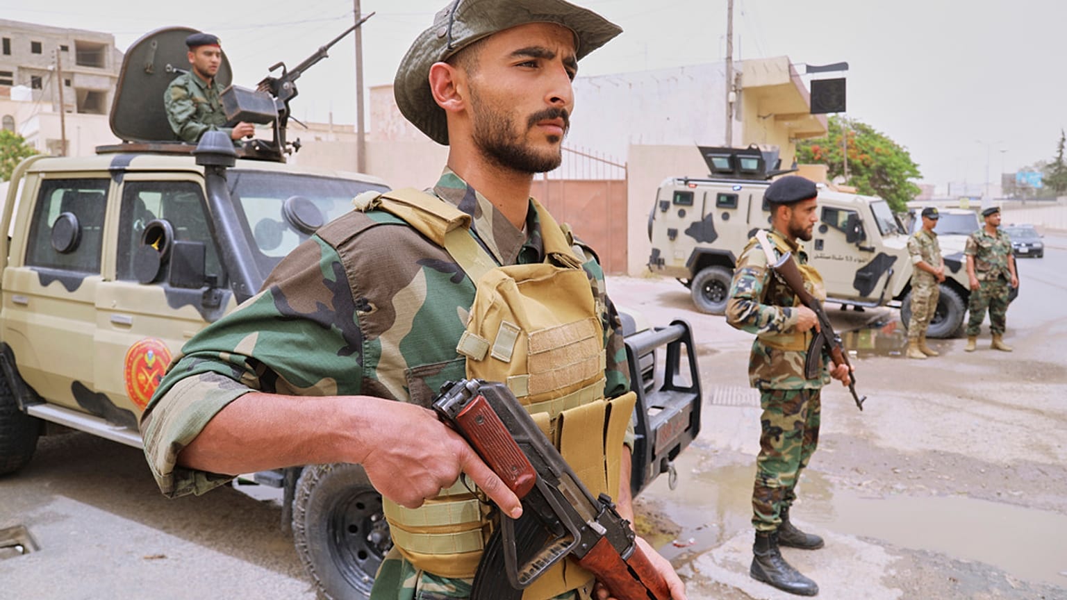 Un soldato libico a un posto di blocco dopo gli scontri tra milizie armate in seguito all'uccisione di un signore della guerra, Tripoli, Libia, 15 maggio 2025