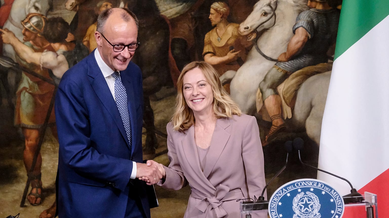 Giorgia Meloni olasz miniszterelnök találkozik Friedrich Merz német kancellárral az olasz kormány székhelyén, a római Palazzo Chigiben 2025. május 17-én, szombaton.