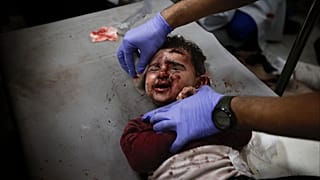 طفل فلسطيني أصيب في القصف الإسرائيلي لقطاع غزة يعالج في خان يونس يوم الجمعة, ديسمبر. 8, 2023.