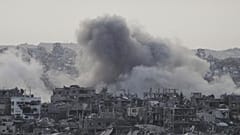 Дым поднимается после авиаудара израильской армии на севере сектора Газа, вид с юга Израиля, пятница, 16 мая 2025 года