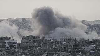Дым поднимается после авиаудара израильской армии на севере сектора Газа, вид с юга Израиля, пятница, 16 мая 2025 года