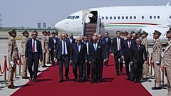 Irak Dışişleri Bakanı Fuad Hüseyin (ortada sağda) Filistin Lideri Mahmud Abbas'ı karşılıyor.