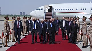 Irak Dışişleri Bakanı Fuad Hüseyin (ortada sağda) Filistin Lideri Mahmud Abbas'ı karşılıyor.