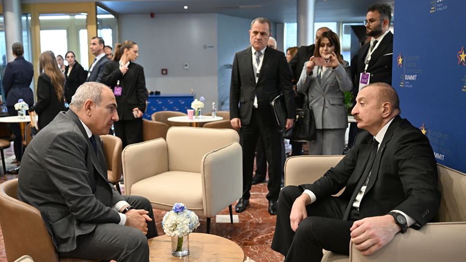 Premier Armenii Nikol Paszynian przemawia do prezydenta Azerbejdżanu Ilhama Alijewa w Tiranie, 16 maja 2025 r.
