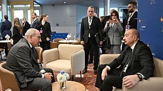 Premier Armenii Nikol Paszynian przemawia do prezydenta Azerbejdżanu Ilhama Alijewa w Tiranie, 16 maja 2025 r.