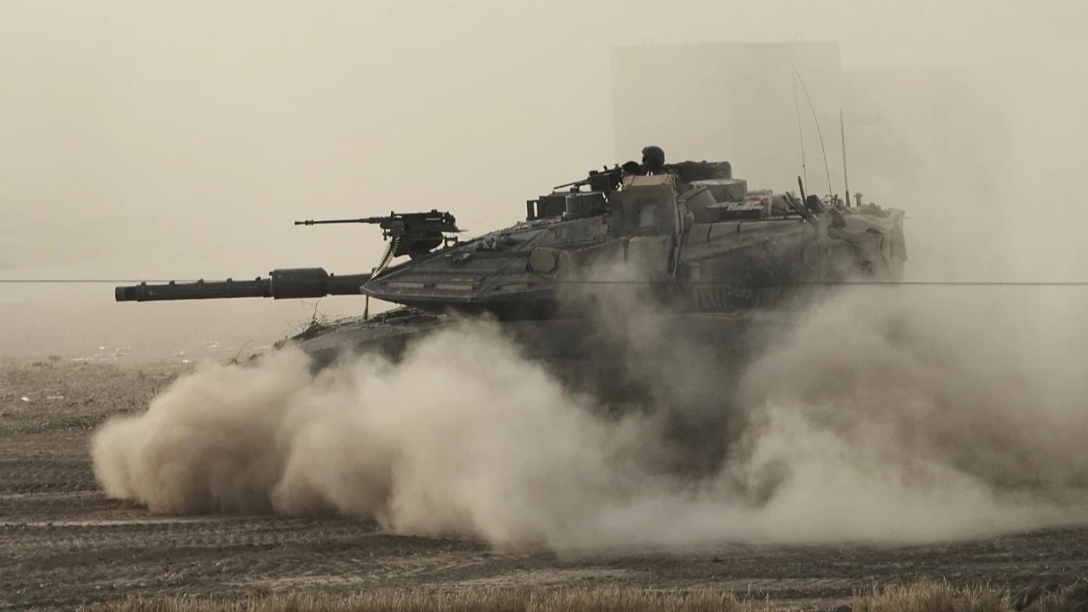 Bir İsrail tankı, Gazze sınırını yakınında.