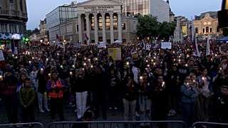 16 perces csendet tartanak a tüntetők Szabadkán az újvidéki pályaudvar-omlás 16 áldozatának emlékére