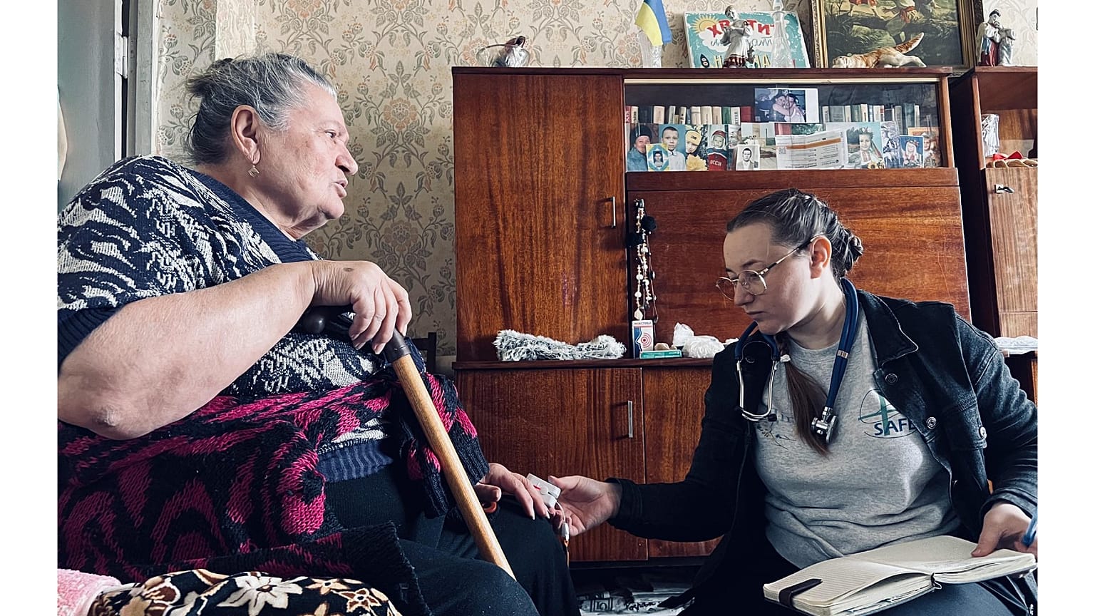 Lekarka wolontariuszka Dignitas Ukraine. Jewhenija Mykołajiwna Pałchowna opiekuje się pacjentami w Biskwitnym, w obwodzie charkowskim, Ukraina, 20.02.2025.