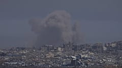 الدخان يتصاعد من قطاع غزة