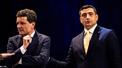 Les candidats à la présidence Nicusor Dan, à gauche, et George Simion lors d'un débat électoral en direct avant le second tour de l'élection présidentielle à Bucarest.