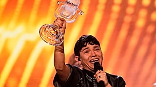 JJ con el micrófono de cristal tras ganar Eurovisión 2025.
