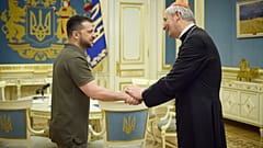 El presidente ucraniano Volodymyr Zelenskyy estrecha la mano del cardenal Matteo Zuppi, jefe de la Conferencia Episcopal Italiana, en Kiev el 6 de junio de 2023.
