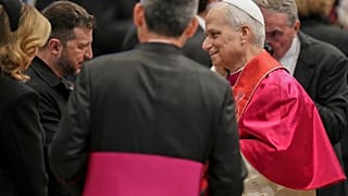 Ο πρόεδρος της Ουκρανίας Βολοντίμιρ Ζελένσκι σε χειραψία με τον Πάπα Λέοντα ΙΔ'