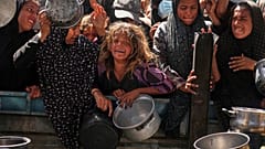 يكافح الفلسطينيون للحصول على الطعام المتبرع به في مطبخ مجتمعي في خان يونس ، قطاع غزة ، الجمعة ، 16 مايو / أيار 2025.