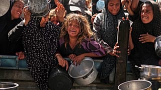 يكافح الفلسطينيون للحصول على الطعام المتبرع به في مطبخ مجتمعي في خان يونس ، قطاع غزة ، الجمعة ، 16 مايو / أيار 2025.