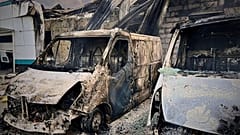  آتش نشانان در حال خاموش کردن آتش پس از حمله پهپادی روسیه در منطقه کیف، اوکراین، یکشنبه، ۱۸ مه ۲۰۲۵