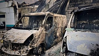  آتش نشانان در حال خاموش کردن آتش پس از حمله پهپادی روسیه در منطقه کیف، اوکراین، یکشنبه، ۱۸ مه ۲۰۲۵