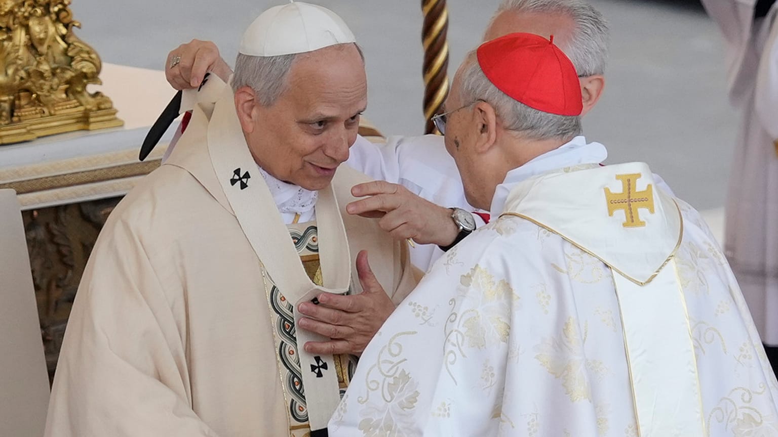 Kardinaldiakon Dominique Mamberti legt Papst Leo XIV. als Symbol des Papsttums das Pallium um. Petersplatz, 18.5.2025
