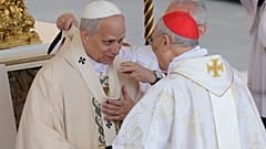 Kardinaldiakon Dominique Mamberti legt Papst Leo XIV. als Symbol des Papsttums das Pallium um. Petersplatz, 18.5.2025