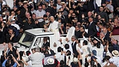 El Papa fue recibido por los fieles antes de la multitudinaria ceremonia que marca el inicio de su pontificado.
