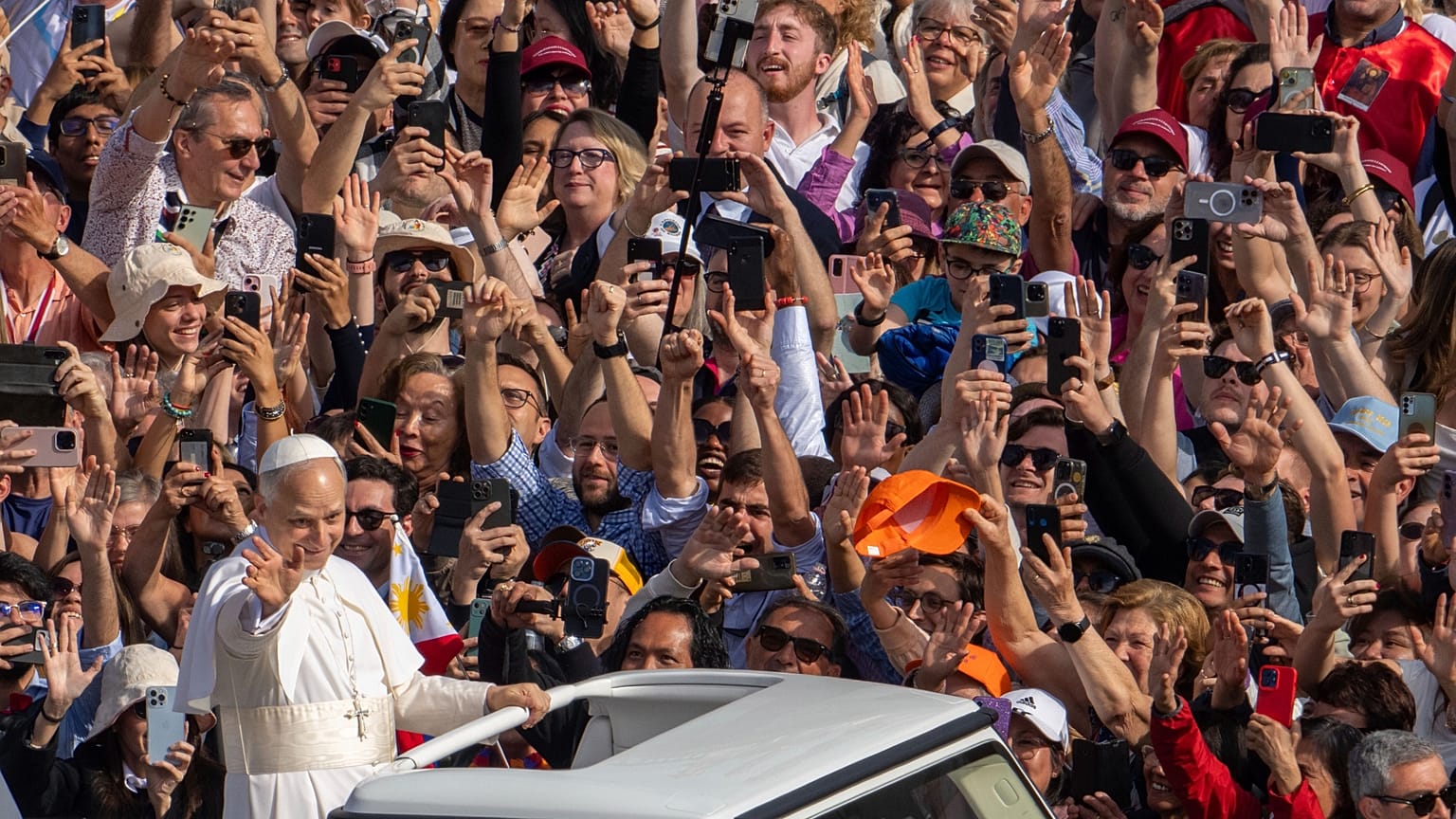 Le pape Léon XIV a célébré la message d'inauguration de son pontificat devant 200 000 fidèles et près de 200 délégations de dirigeants venus du monde entier.