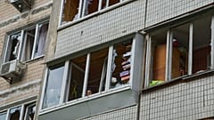 DOSYA: Rusya'nın Kiev'deki insansız hava aracı saldırısının ardından bir apartman sakini kırılan pencereden dışarı bakıyor, 4 Mayıs 2025
