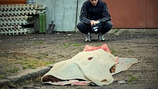 In questa foto fornita dal servizio di emergenza ucraino, un uomo reagisce di fronte al corpo di un residente ucciso in seguito all'attacco di un drone russo nella regione di Kyiv, Ucraina, 18.05.2025