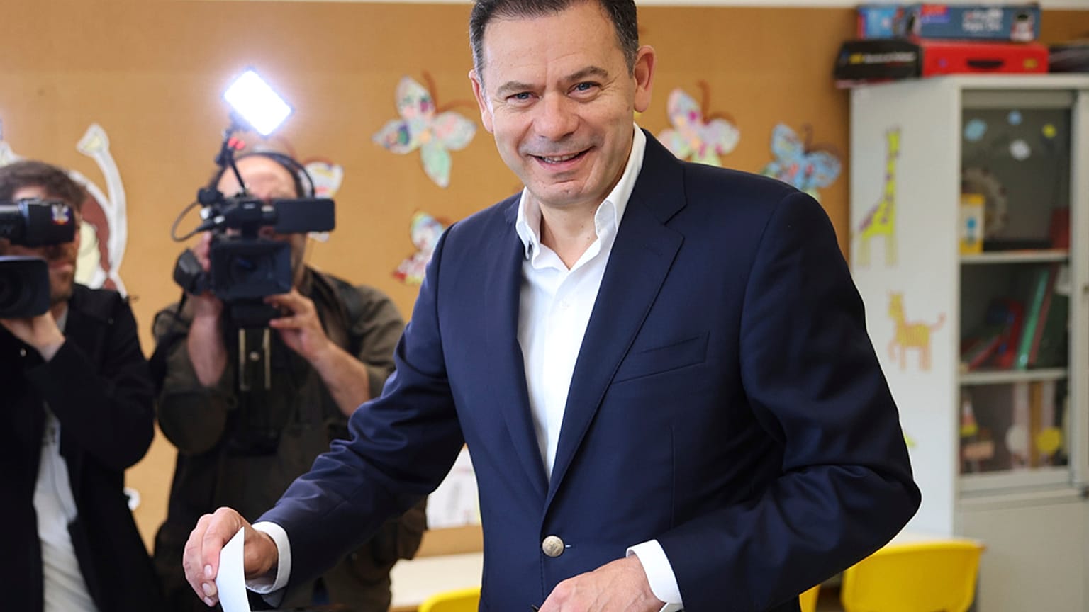 Il primo ministro in carica e leader del Partito Socialdemocratico di centro-destra Luis Montenegro vota alle elezioni generali in Portogallo 