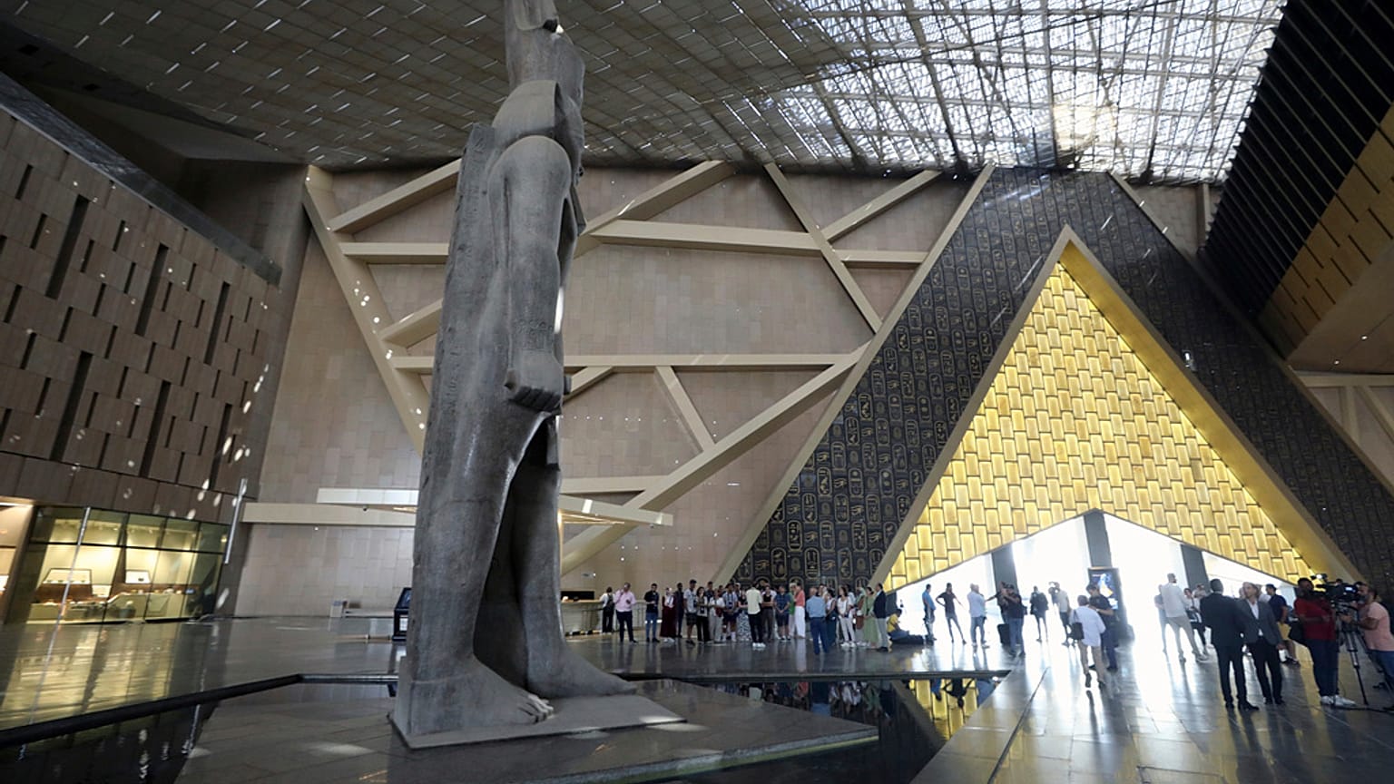 Firavun 2. Ramses’in heykeli, Gize'deki Büyük Mısır Müzesi’nde .