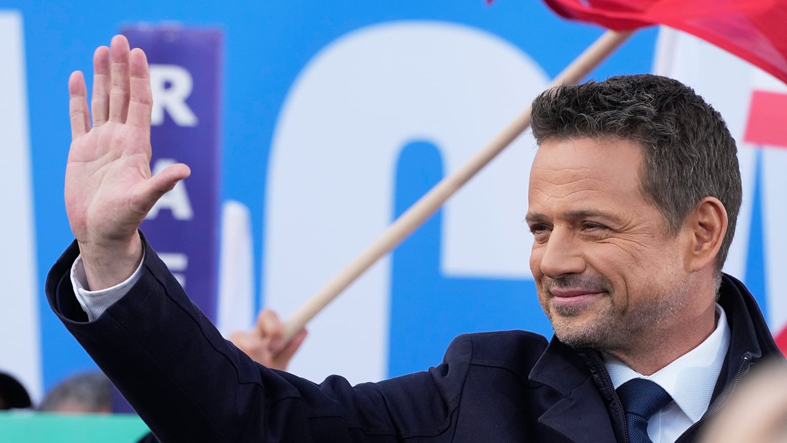 Presidente da câmara de Varsóvia, Rafal Trzaskowski, candidato às eleições presidenciais polacas, acena aos apoiantes durante uma campanha eleitoral em Łódź, na Polónia.