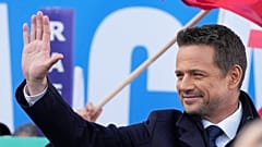 El alcalde de Varsovia, Rafal Trzaskowski, candidato a las elecciones presidenciales de Polonia, saluda a sus seguidores durante una campaña electoral en Łódź, Polonia, el viernes 9 de mayo de 2025.