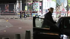 La policía y los investigadores forenses están en el lugar del crimen tras un ataque en la ciudad occidental de Bielefeld, Alemania, el domingo 18 de mayo de 2025. 