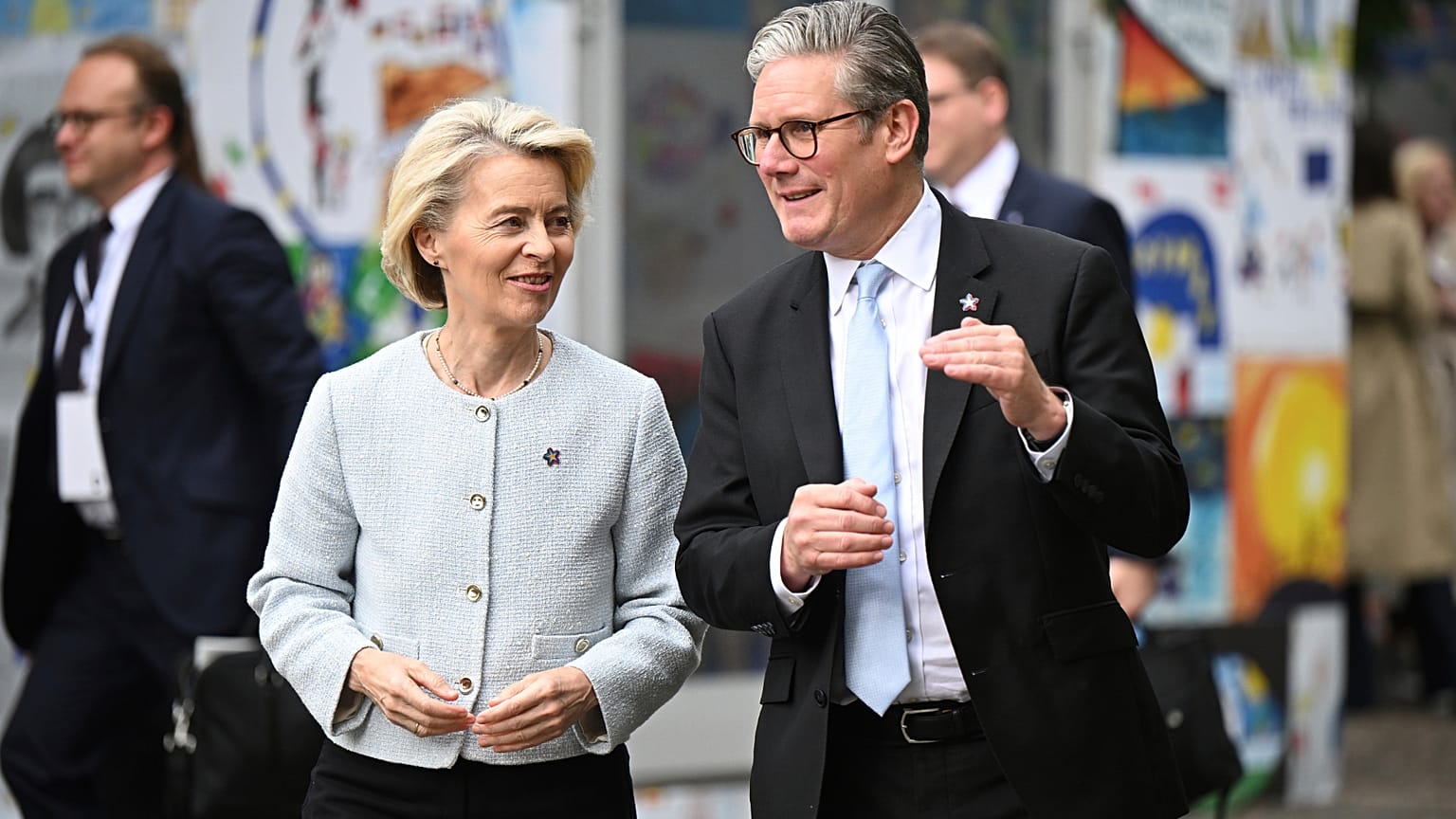 Von der Leyen y Starmer hablan antes de su reunión bilateral en la sexta cumbre de la Comunidad Política Europea el viernes 16 de mayo de 2025 en Tirana, Albania.