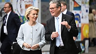 Von der Leyen y Starmer hablan antes de su reunión bilateral en la sexta cumbre de la Comunidad Política Europea el viernes 16 de mayo de 2025 en Tirana, Albania.