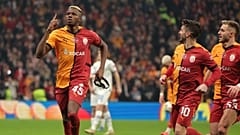 Victor Osimhen, 21 Ocak günü Ali Sami Yen Stadyumu'nda Galatasaray ile Dinamo Kiev arasında oynanan Avrupa Ligi açılış maçı sırasında takımının üçüncü golünü atıyor.