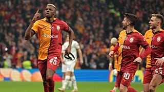 Victor Osimhen, 21 Ocak günü Ali Sami Yen Stadyumu'nda Galatasaray ile Dinamo Kiev arasında oynanan Avrupa Ligi açılış maçı sırasında takımının üçüncü golünü atıyor.