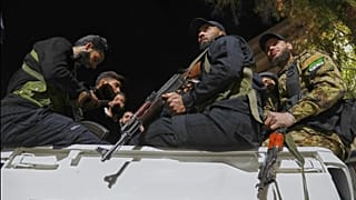 مقاتلون من هيئة تحرير الشام لدى دخولها إلى العاصمة السورية دمشق
