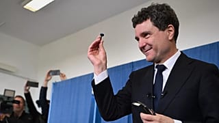 Кандидат в президенты Никусор Дан готовится проголосовать во втором туре повторных президентских выборов в Фагарасе, 18 мая 2025 года.