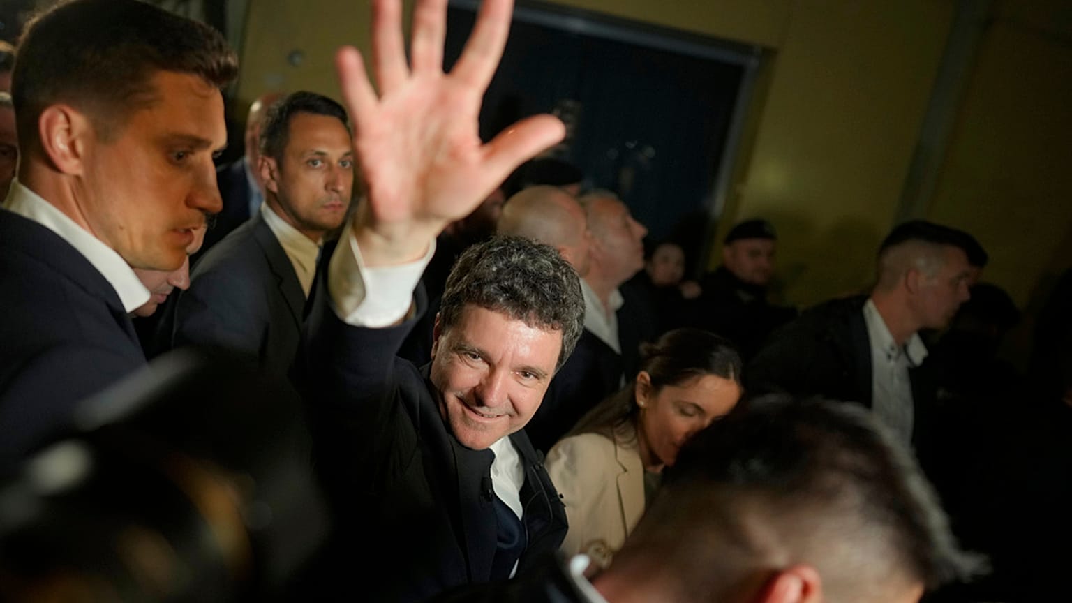 Nicusor Dan saluta i suoi sostenitori dopo la chiusura dei seggi per il secondo turno delle elezioni presidenziali del Paese a Bucarest, Romania, 19 maggio 2025
