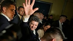 Nicusor Dan saluta i suoi sostenitori dopo la chiusura dei seggi per il secondo turno delle elezioni presidenziali del Paese a Bucarest, Romania, 19 maggio 2025