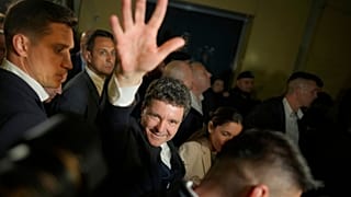 Nicusor Dan saluta i suoi sostenitori dopo la chiusura dei seggi per il secondo turno delle elezioni presidenziali del Paese a Bucarest, Romania, 19 maggio 2025