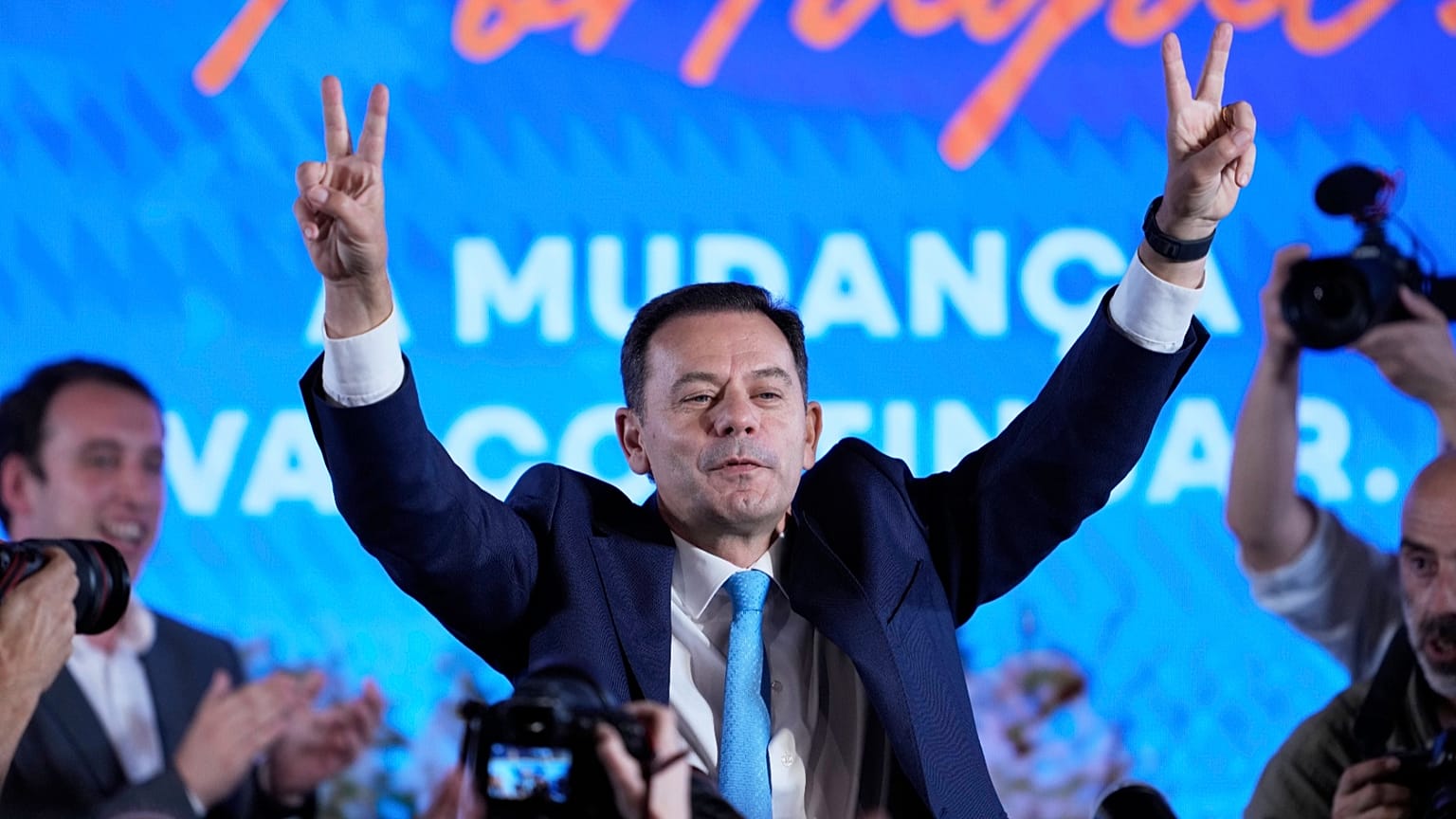 Luís Montenegro celebra su victoria. 