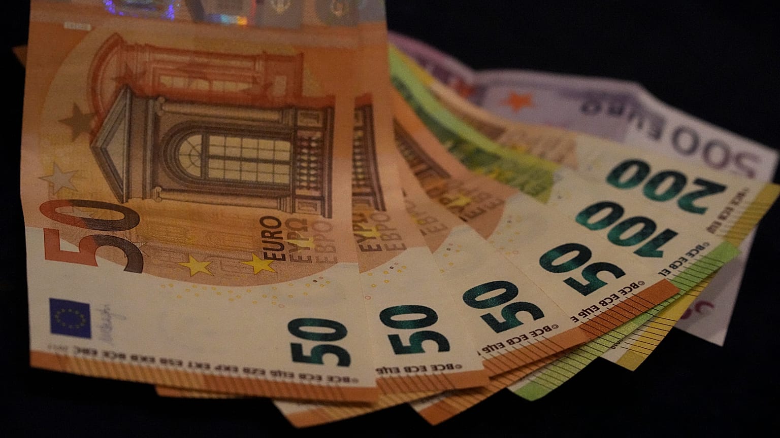 A nettó és a bruttó fizetések aránya Európa-szerte jelentősen eltér.